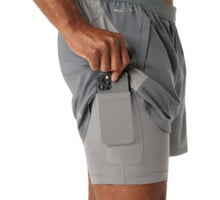 Asics ROAD 2-IN-1 5 TUM LÖPARSHORTS Grå