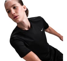 Nike SWIFT DRI-FIT SHORT SLEEVE LÖPAR T-SHIRT Svart