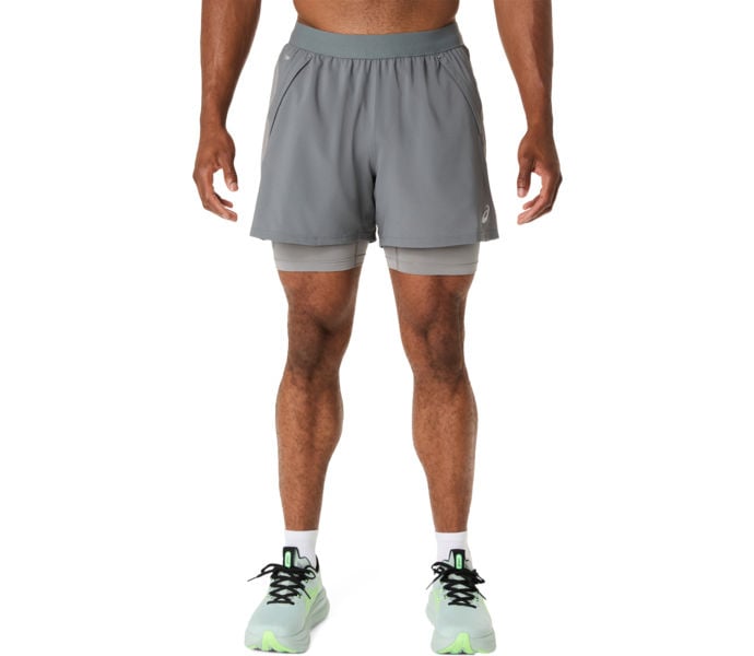 Asics ROAD 2-IN-1 5 TUM LÖPARSHORTS Grå
