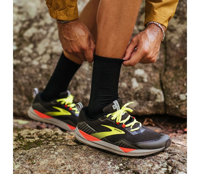 Feetures MERINO 10 ULTRA LIGHT MINI CREW LÖPARSTRUMPOR Svart